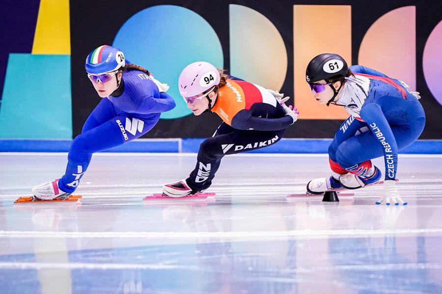 Rychlobruslení, short track, Elisa Confortola, Zoe Deltrap a&nbsp;Petra Vaňková během Mistrovství Evropy v&nbsp;Nizozemsku