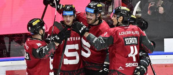 Hokejisté Sparty se radují z gólu do sítě Karlových Varů