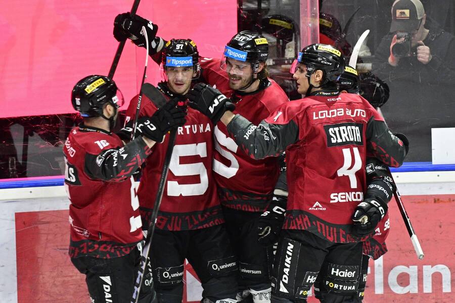 Hokejisté Sparty se radují z&nbsp;gólu do sítě Karlových Varů