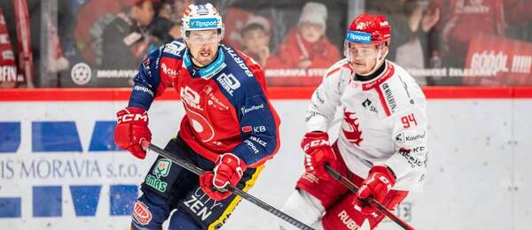 Duel 21. kola TELH 2025/2026: Zleva na snímku bek Pardubic Tomáš Dvořák a útočník Andrej Nestrašil v barvách Třince