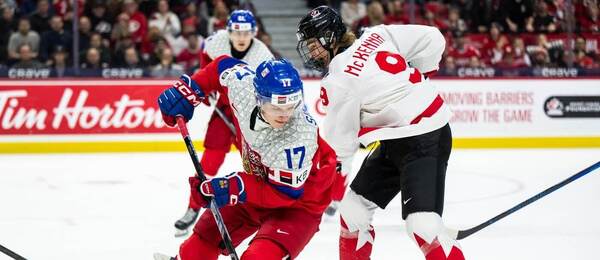 Petr Sikora a Gavin McKenna v zápase Česka s Kanadou na MS juniorů v ledním hokeji. Oba týmy se dnes utkají na MS U20 2026 v USA.