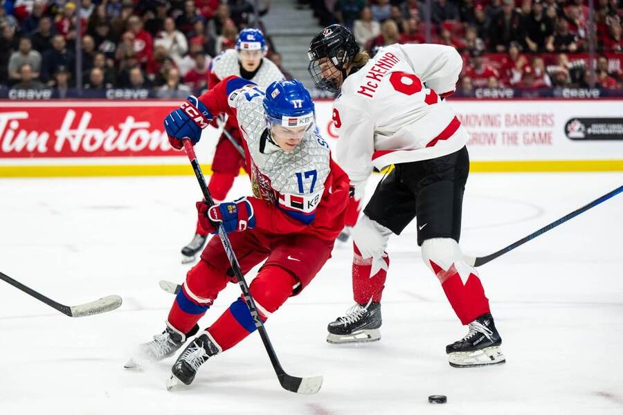 Petr Sikora a&nbsp;Gavin McKenna v&nbsp;zápase Česka s&nbsp;Kanadou na MS juniorů v&nbsp;ledním hokeji. Oba týmy se dnes utkají na MS U20&nbsp;2026 v&nbsp;USA.