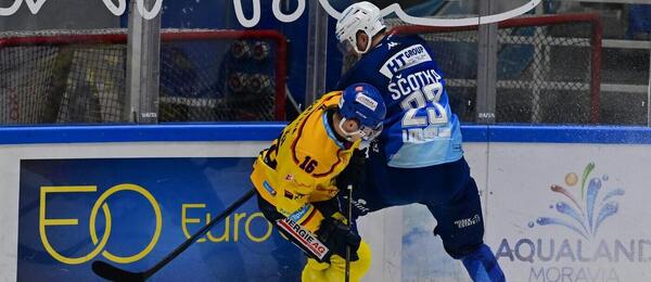 Jan Ščotka (vpravo) v souboji s Róbertem Lantošim, fotka z předešlého utkání Kometa Brno vs. České Budějovice