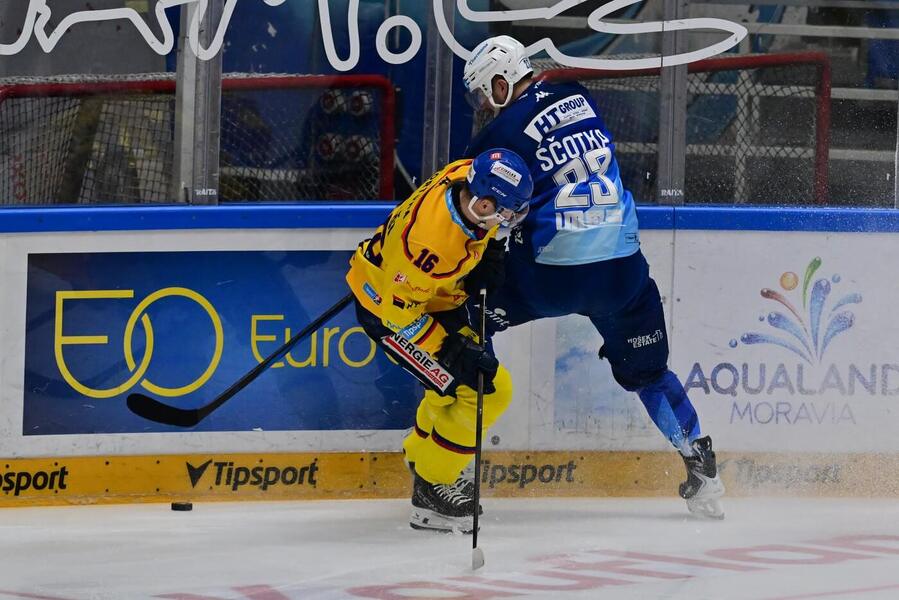 Jan Ščotka (vpravo) v&nbsp;souboji s&nbsp;Róbertem Lantošim, fotka z&nbsp;předešlého utkání Kometa Brno vs. České Budějovice