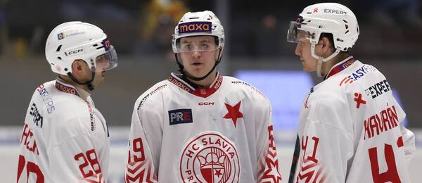 Hokejisté HC Slavia Praha Daniel Kružík, Fabien Kočí a Štěpán Havránek v zápase Maxa ligy 2025/26 proti Zlín, dnes HC Slavia vyzve Vsetín 