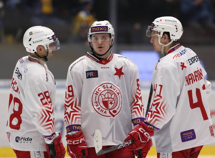 Hokejisté HC Slavia Praha Daniel Kružík, Fabien Kočí a&nbsp;Štěpán Havránek v&nbsp;zápase Maxa ligy 2025/26 proti Zlín, dnes HC Slavia vyzve Vsetín
