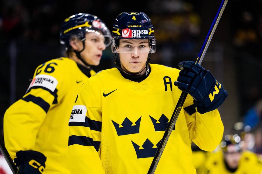 Švédský obránce Leo Sahlin Wallenius v&nbsp;duelu proti Slovensku