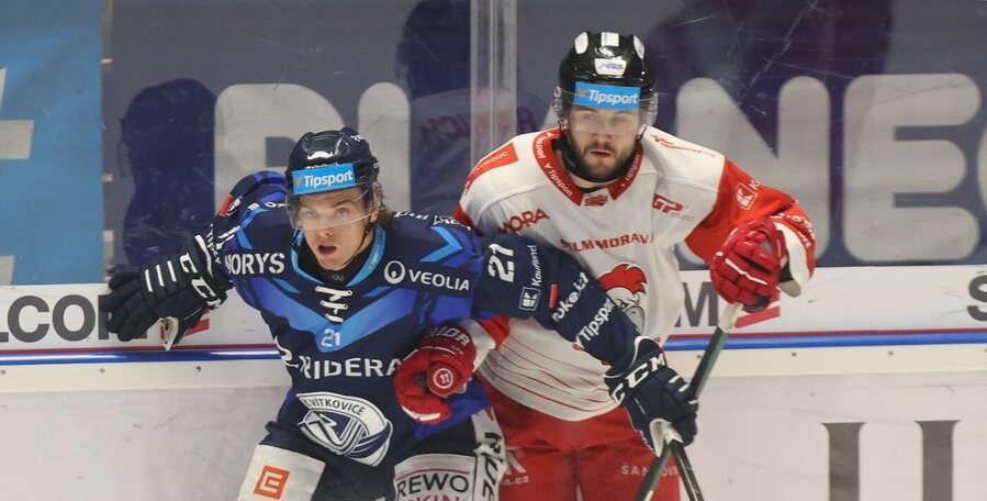 Chad Yetman (vlevo) a&nbsp;Petr Fridrich v&nbsp;utkání Tipsport extraligy Vítkovice vs. Olomouc