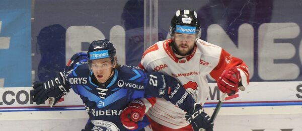Chad Yetman (vlevo) a Petr Fridrich v utkání Tipsport extraligy Vítkovice vs. Olomouc