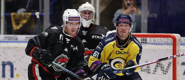 Hokejisté Patrik Kadeřávek a Pavel Jekel z Chomutova a Jesse Paukku ze Zlín v zápase 1. české Maxa ligy 2025/26