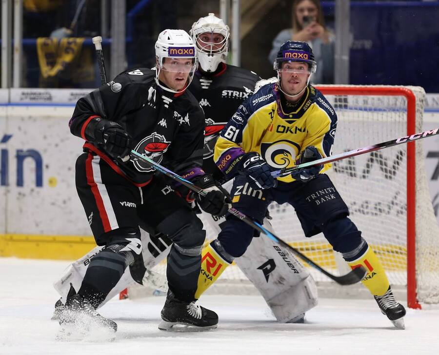 Hokejisté Patrik Kadeřávek a&nbsp;Pavel Jekel z&nbsp;Chomutova a&nbsp;Jesse Paukku ze Zlín v&nbsp;zápase 1.&nbsp;české Maxa ligy 2025/26
