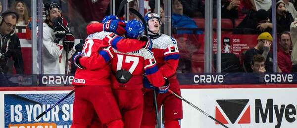 Čeští junioři se radují, fotka ze zápasu Česko vs. Kanada na MS juniorů v hokeji 2025