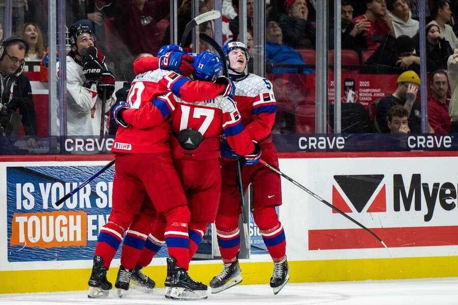 Čeští junioři se radují, fotka ze zápasu Česko vs. Kanada na MS juniorů v&nbsp;hokeji 2025