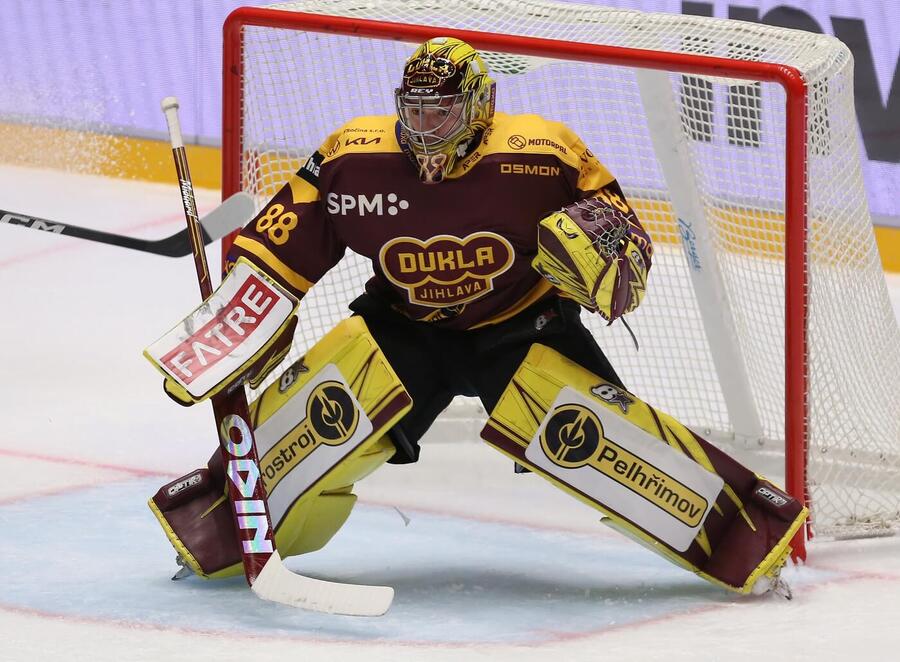 Brankář Dukly Jihlava Adam Beran v&nbsp;zápase proti Zlínu, v&nbsp;35. kole Maxa ligy 2025/26 dnes Jihlava hostí Kolín