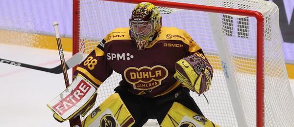 Brankář Dukly Jihlava Adam Beran v zápase proti Zlínu, v 35. kole Maxa ligy 2025/26 dnes Jihlava hostí Kolín