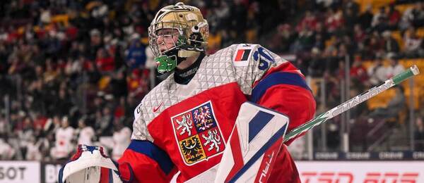 Brankář české reprezentace Michal Oršulák v úvodní hrací den MS juniorů v hokeji 2026. Dnešní program MS U20 obsahuje další čtyři zápasy.