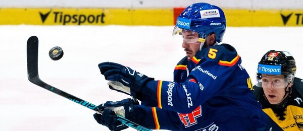 Šimon Kubíček z Českých Budějovic chytá puk v zápase v Litvínově v ELH 2025/2026. Verva a Motor spolu hrají také v dnešním 35. kole extraligy.