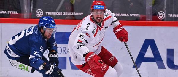 Obránce Ocelářů Tomáš Kundrátek chrání puk před Tristenem Robinsem (Rytíři). Třinec a Kladno spolu hrají i v dnešním 35. kole etraligy.
