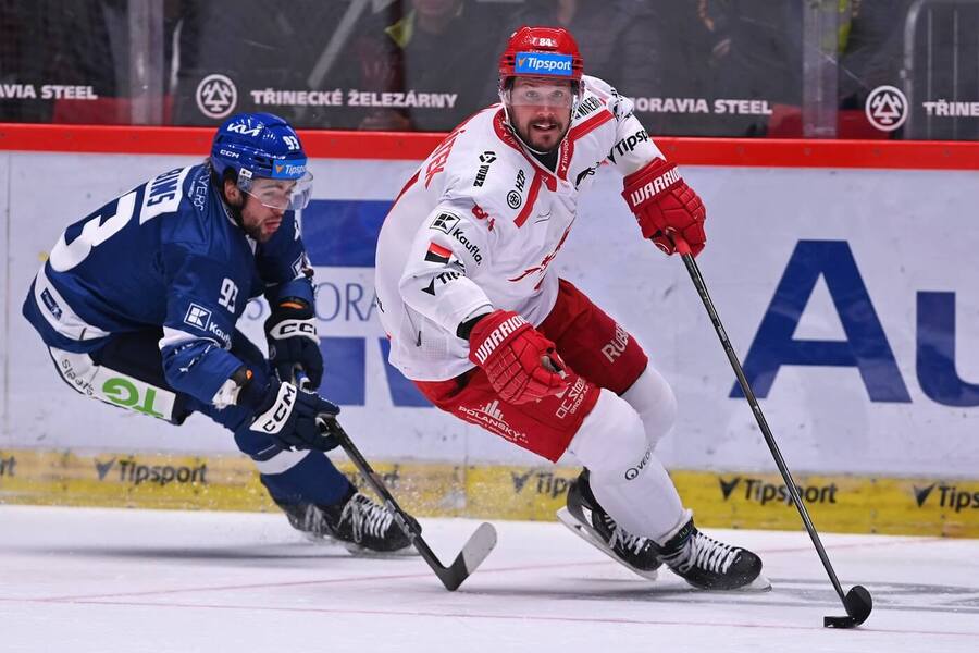Obránce Ocelářů Tomáš Kundrátek chrání puk před Tristenem Robinsem (Rytíři). Třinec a&nbsp;Kladno spolu hrají i&nbsp;v&nbsp;dnešním 35. kole etraligy.