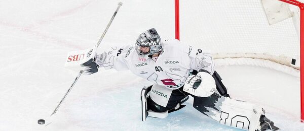 Sparťanský brankář Jakub Kovář v utkání Spengler Cupu proti Fribourgu-Gottéron