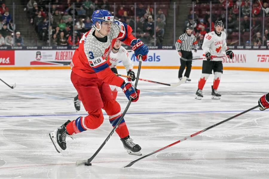 Obránce Česka Max Pšenička v&nbsp;zápase MS juniorů 2026 proti Kanadě
