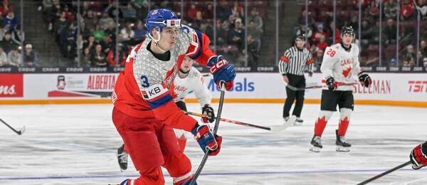 Obránce Česka Max Pšenička v zápase MS juniorů 2026 proti Kanadě