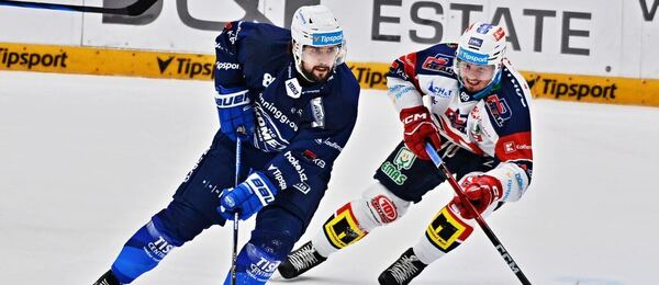 Šimon Stránský na kotouči, brání jej Jan Mandát, fotka z utkání Kometa vs. Pardubice