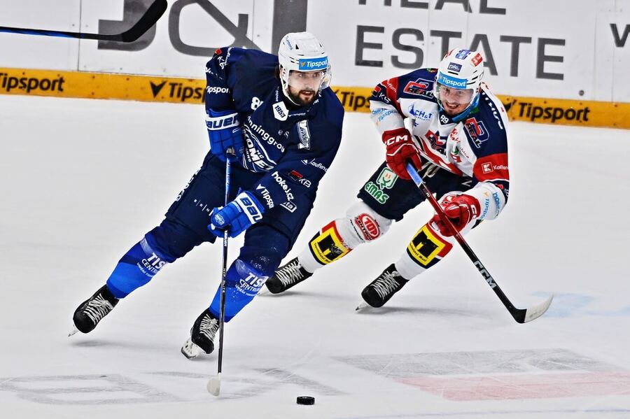 Šimon Stránský na kotouči, brání jej Jan Mandát, fotka z&nbsp;utkání Kometa vs. Pardubice