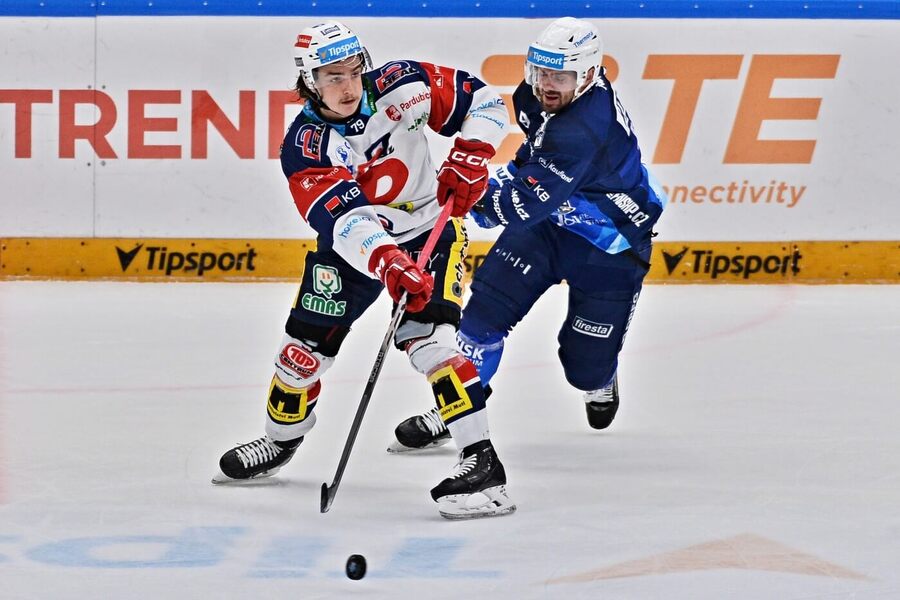 Miguel Tourigny z&nbsp;Pardubic (vlevo) a&nbsp;Jakub Flek z&nbsp;Brna v&nbsp;posledním vzájemném duelu