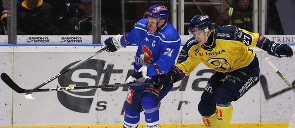 Kapitán Tábor Lukáš Pech a Matěj Zavřel ze Zlína v zápase 1. české hokejové Maxa ligy 2025/26. Kohouti a Berani spolu hrají také v dnešním 36. kole.