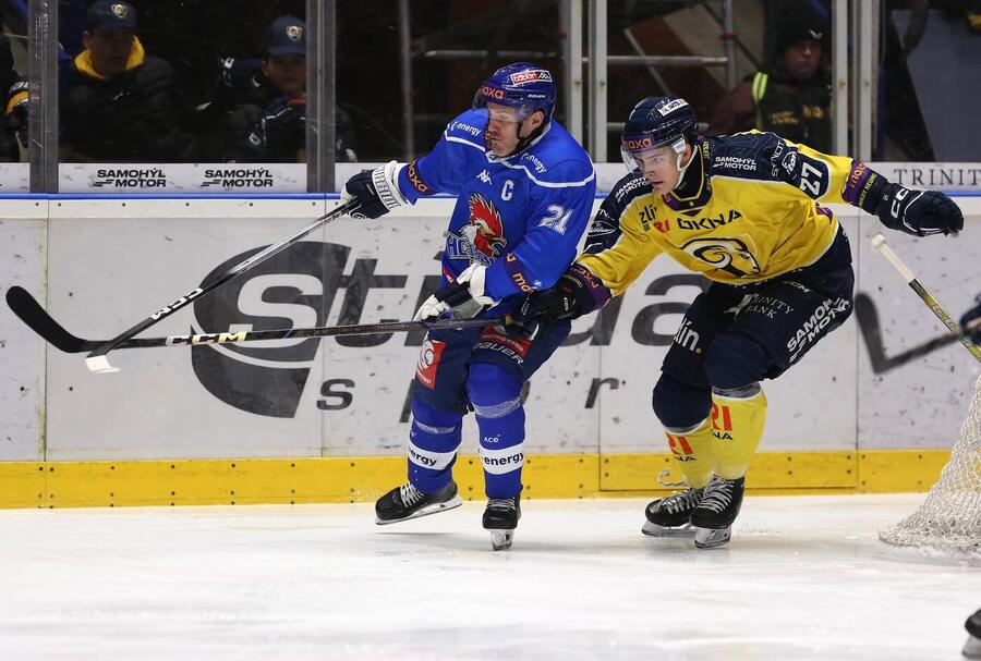 Kapitán Tábora Lukáš Pech a&nbsp;Matěj Zavřel ze Zlína v&nbsp;zápase 1.&nbsp;české hokejové Maxa ligy 2025/26. Kohouti a&nbsp;Berani spolu hrají také v&nbsp;dnešním 36. kole.