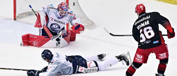 Hrachovina zasahuje proti střele Miškáře, fotka z utkání Vítkovice vs. Mountfield v sezoně 24/25