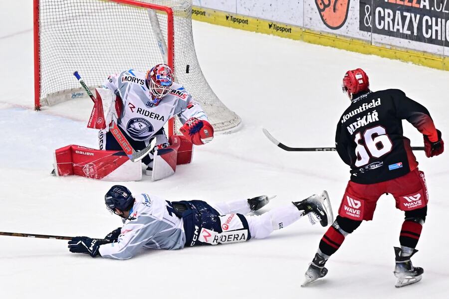 Hrachovina zasahuje proti střele Miškáře, fotka z&nbsp;utkání Vítkovice vs. Mountfield v&nbsp;sezoně 24/25