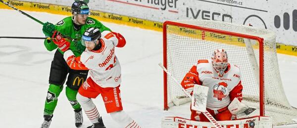 Marek Mazanec zasahuje, fotka ze zápasu Olomouc vs. Mladá Boleslav