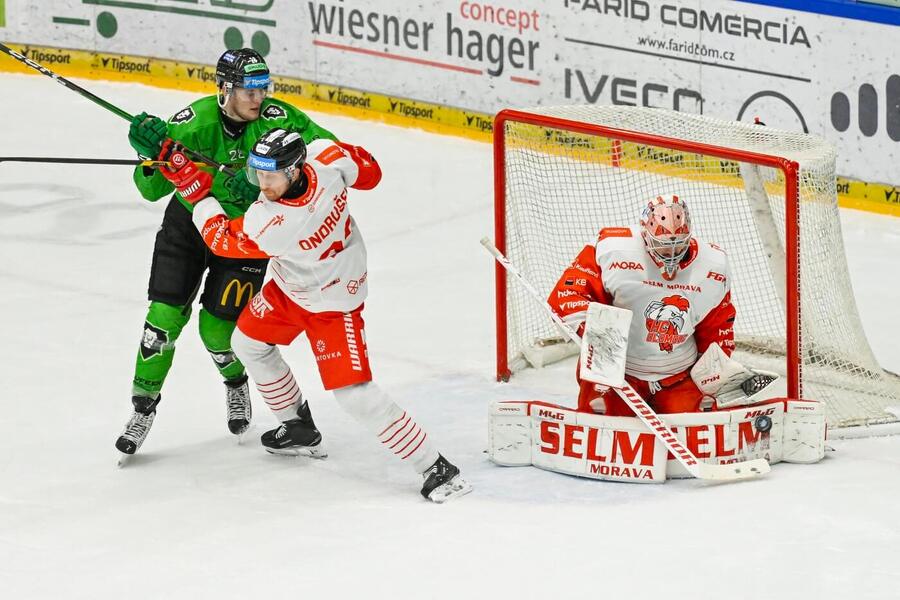 Marek Mazanec zasahuje, fotka ze zápasu Olomouc vs. Mladá Boleslav
