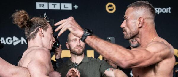 Ondřej Raška dává facku Spicy Pájovi před Oktagonem 81. Online report z turnaje čtěte v našem článku.