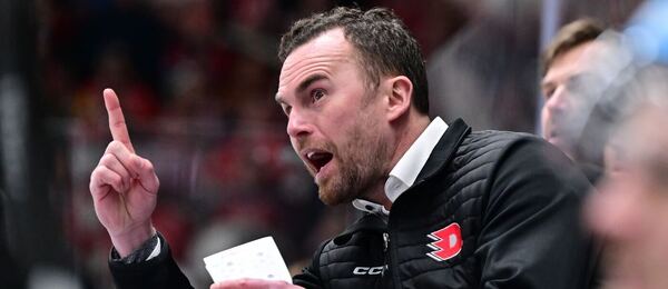 Trenér Pardubic Filip Pešán v nedělním vítězném utkání s Kometou, před dnešním 36. kolem Tipsport ELH vedou Pardubice extrailgovou tabulku