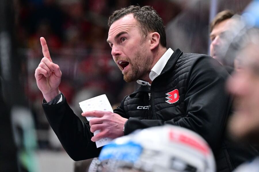 Trenér Pardubic Filip Pešán v&nbsp;nedělním vítězném utkání s&nbsp;Kometou, před dnešním 36. kolem Tipsport ELH vedou Pardubice extrailgovou tabulku