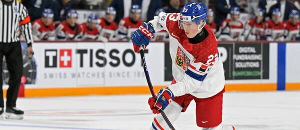 Tomáš Galvas střílí na branku, fotka z minulého utkání proti Dánsku