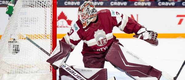 Lotyšský brankář Nils Maurins na MSJ U20 2026. Dnes probíhá 5. hrací den turnaje.