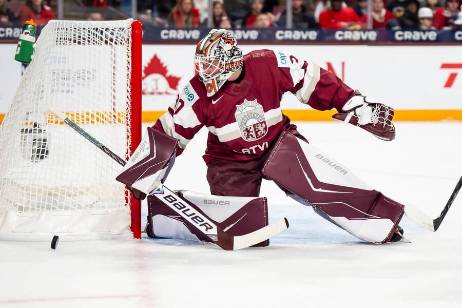 Lotyšský brankář Nils Maurins na MSJ U20&nbsp;2026. Dnes probíhá 5.&nbsp;hrací den turnaje.