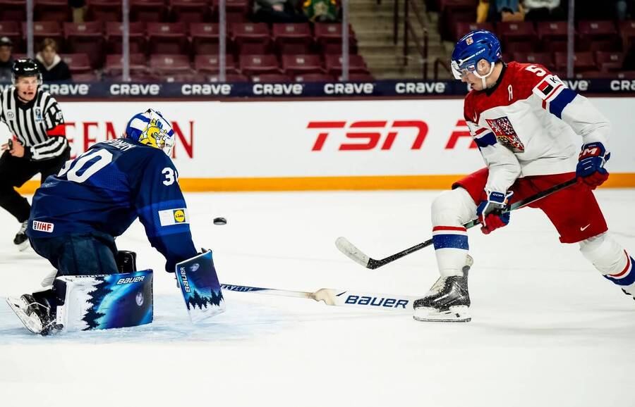 Český obránce Adam Jiříček dává vítězný gól proti Finsku na MS v&nbsp;hokeji juniorů 2026. Česko dnes vyzve Lotyšsko.