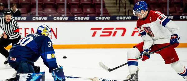 Český obránce Adam Jiříček dává vítězný gól proti Finsku na MS v hokeji juniorů 2026. Česko dnes vyzve Lotyšsko.