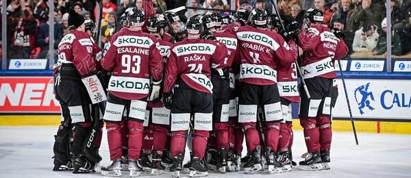 Hokejisté týmu Sparta Praha se radují z výhry, fotka ze čtvrtfinále Spengler Cupu 2025