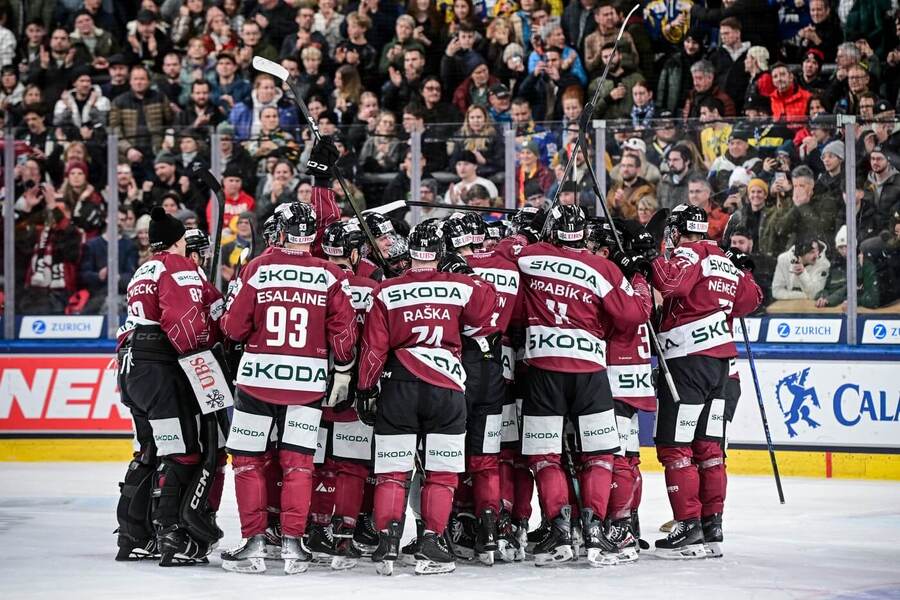 Hokejisté týmu Sparta Praha se radují z&nbsp;výhry, fotka ze čtvrtfinále Spengler Cupu 2025