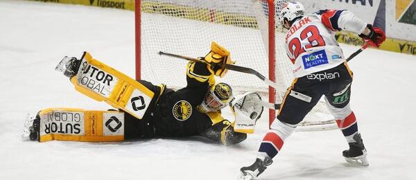 Pavel Čajan zasahuje proti střele Lukáše Sedláka