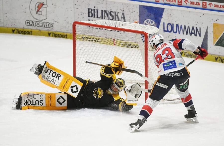 Pavel Čajan zasahuje proti střele Lukáše Sedláka