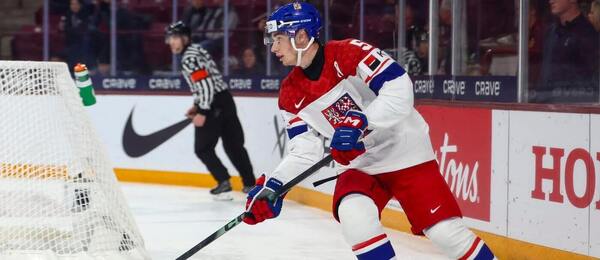 Adam Jiříček při rozehrávce, fotka ze zápasu Česko vs. Finsko