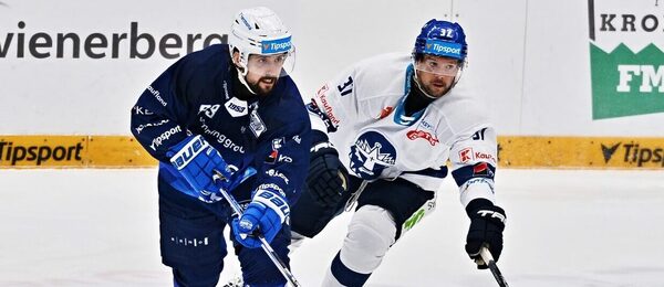 Hokejisté Šimon Stránský a Phil Pietroniro v zápase Kometa Brno vs. Kladno v Tipsport ELH 2025/26. Oba týmy se utkají i v dnešním 37. kole.