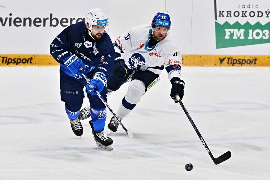 Hokejisté Šimon Stránský a&nbsp;Phil Pietroniro v&nbsp;zápase Kometa Brno vs. Kladno v&nbsp;Tipsport ELH 2025/26. Oba týmy se utkají i&nbsp;v&nbsp;dnešním 37. kole.
